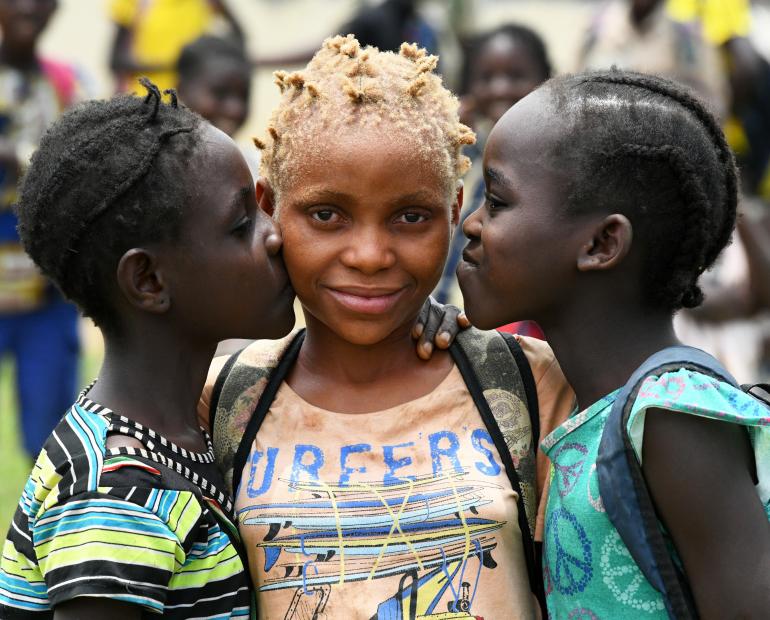 Trois jeunes filles dans la cour de leur école