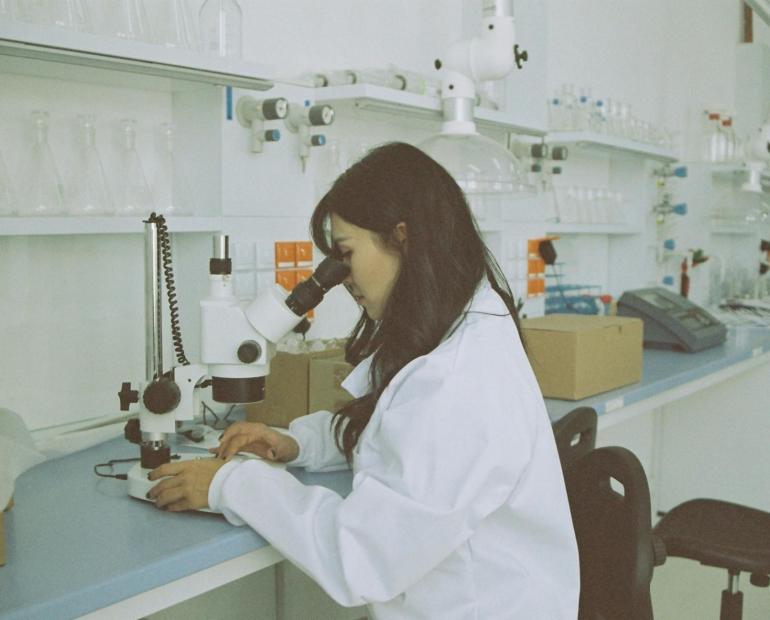 A woman scientist in the lab