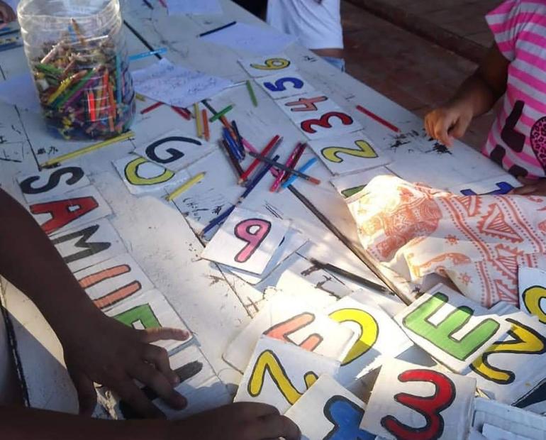 Foto de una tarde con niños y niñas de pueblos originarios trabajando en lectoescritura.