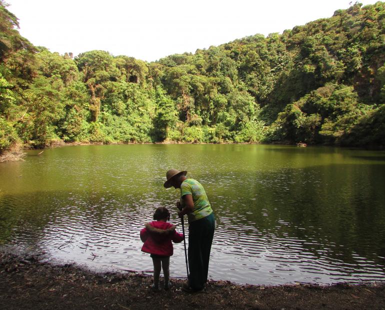 Un señor mayor con una niña