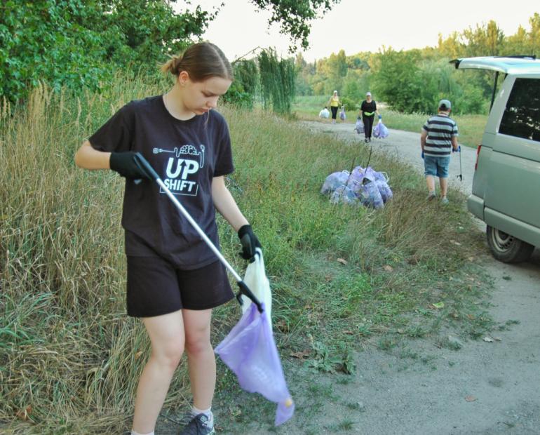 Sophia cleans up the environment  