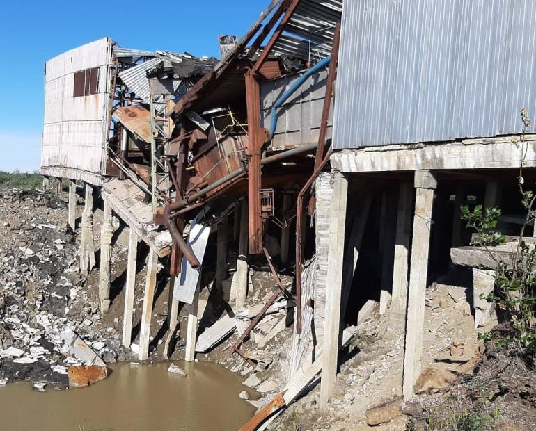 This photo demonstrates the aftermath of permafrost thaw. The house in the photo once stood solidly on permafrost, but after only two years of extreme temperatures, it collapsed and fell over 10 meters (32.81 ft).