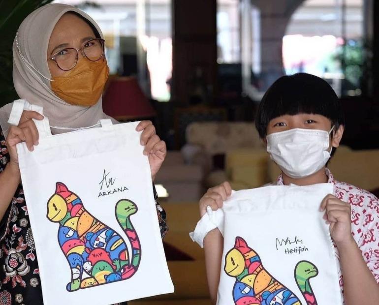 This tote bag got appreciation from the Deputy Chairman of the People's Representative Council-the Education Commission (Mrs. Hetifah). 