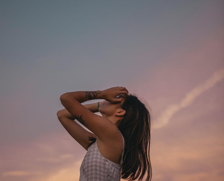 Mujer posando en un atardecer